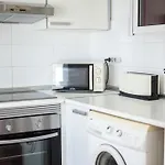 Lisbon Apartment, Historic Charm & Cosy Living In Old Santana Hill شقة